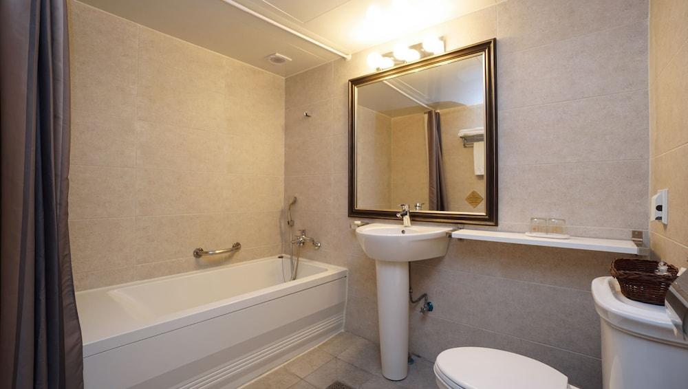 Crown Insadong 3*